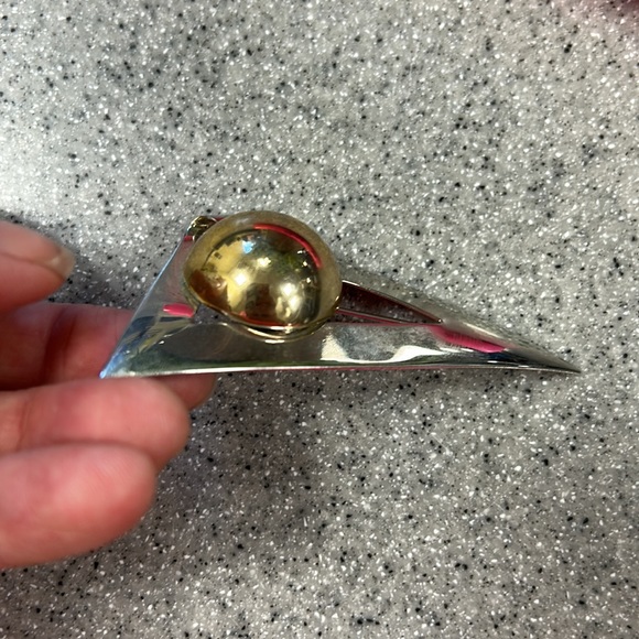 RARE super cool contemporary and modern 80s sculptural pin in silver metal - Picture 4 of 4